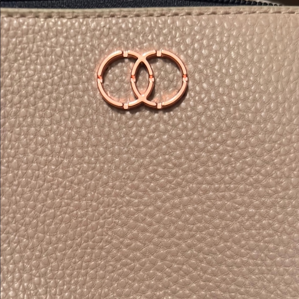 Elegant Pink Crossbody Bag - Picture 2 of 7